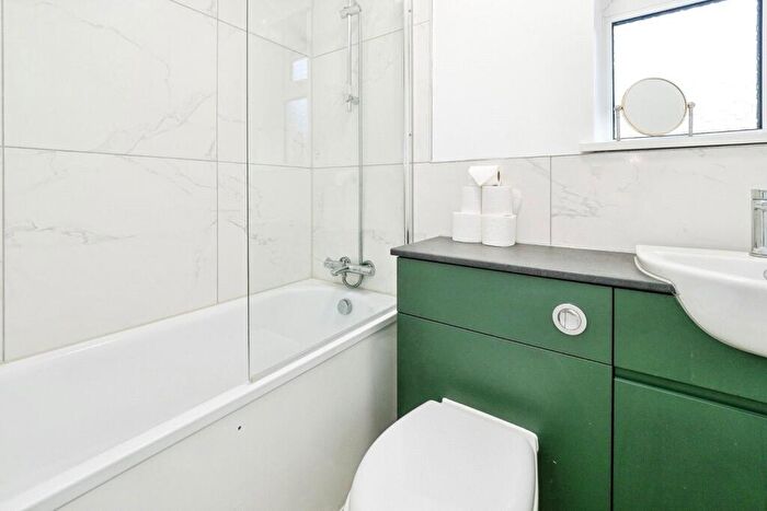 1 Bedroom Flat To Rent In Thurlby Close, Woodford Green, IG8