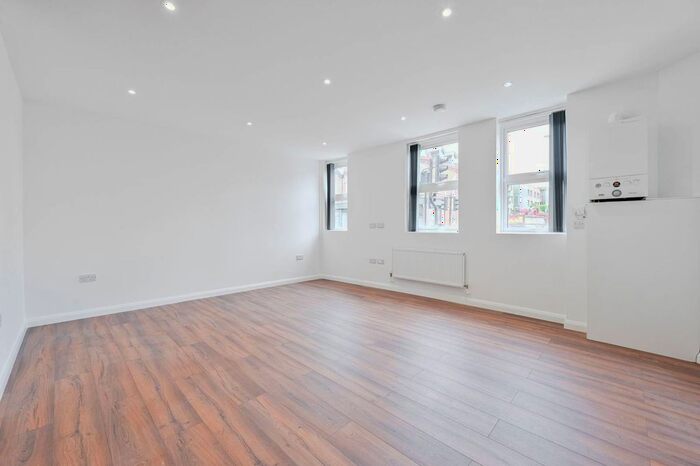 2 Bedroom Flat To Rent In Brownhill Road, Catford, London, SE6