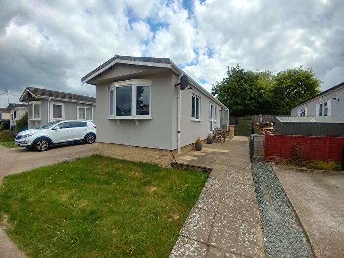 2 Bedroom Park Home For Sale In Orchard Park, Littlehampton, BN16