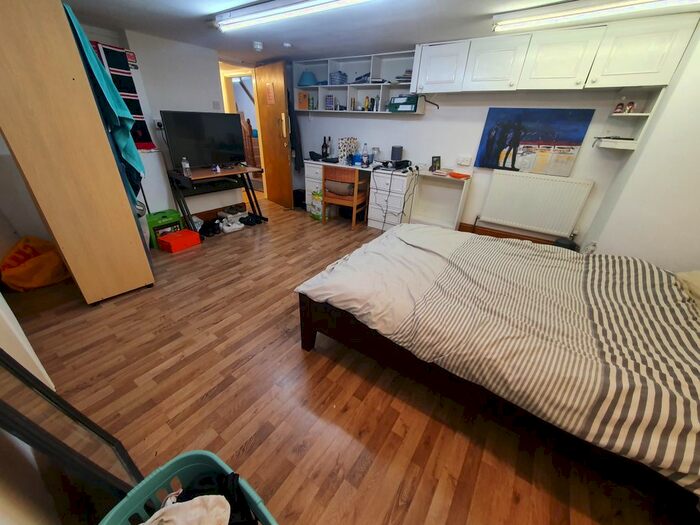 2 Bedroom Flat To Rent In Portland Crescent, Manchester, M13