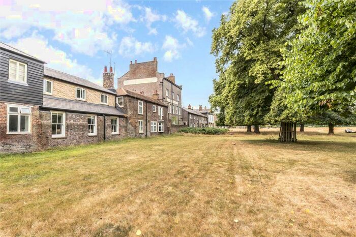 2 Bedroom Flat To Rent In Park View, Hampton Court Road, East Molesey, Surrey, KT8