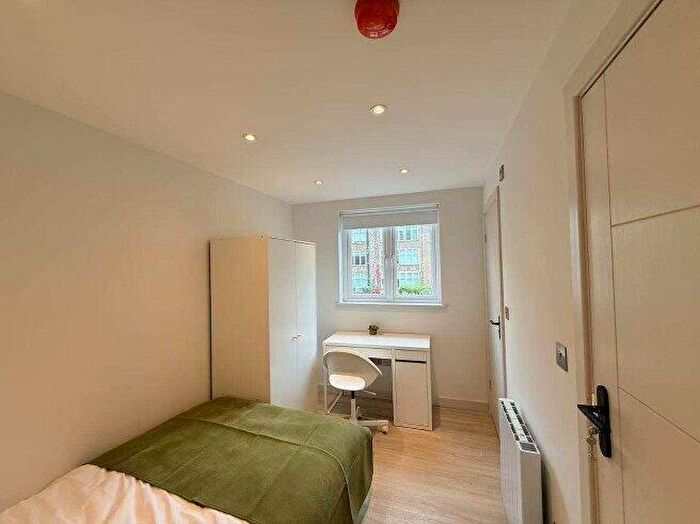 3 Bedroom Flat To Rent In Yoho Battersea Park A, SW11