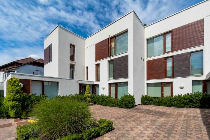 Studio To Rent In Rivermead Close, Teddington, TW11