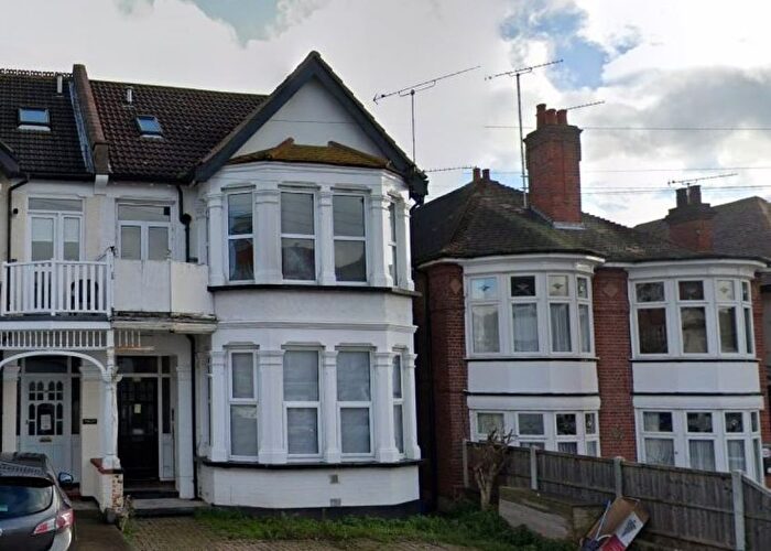 2 Bedroom Flat For Sale In Cobham Road, Westcliff-On-Sea, SS0