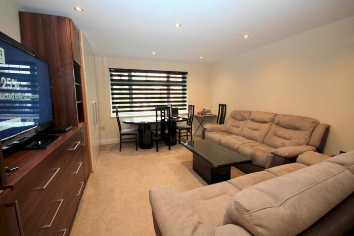 3 Bedroom Flat To Rent In Edgwarebury Lane, Edgware, Middlesex, HA8