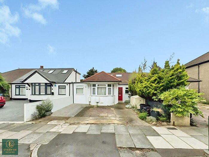5 Bedroom Chalet For Sale In Glasbrook Avenue, Twickenham, Greater London, TW2