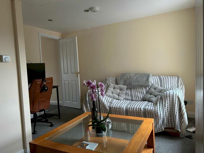 1 Bedroom Flat To Rent In Mill Road, Caversham, RG4