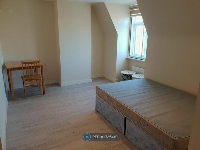 Studio To Rent In Watford Way, London, NW7