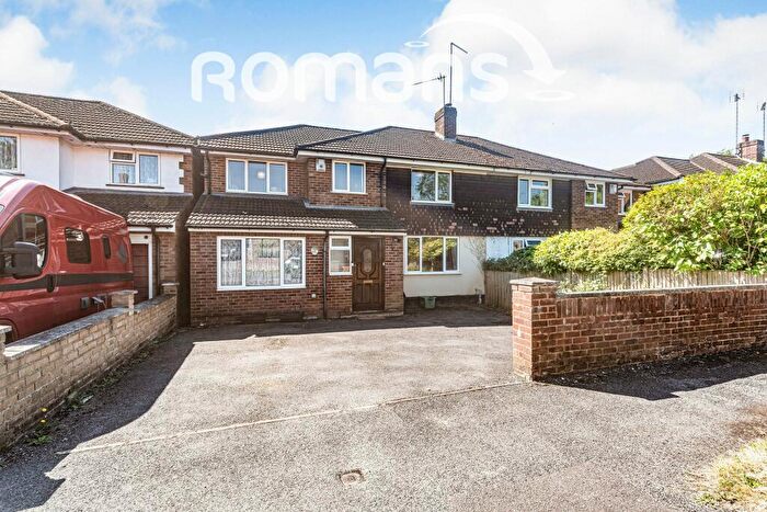 4 Bedroom Semi-Detached House To Rent In Fairway Avenue, RG30
