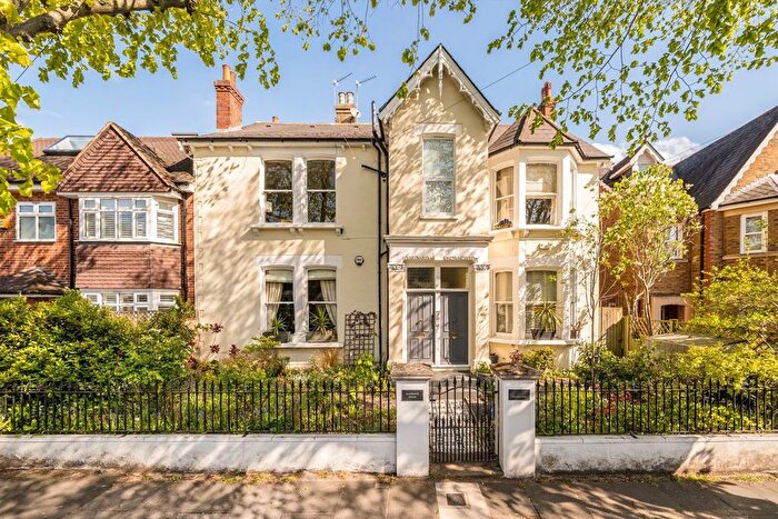 2 Bedroom Flat To Rent In Grosvenor Road, Chiswick, W4