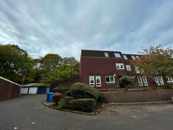 2 Bedroom Flat To Rent In Clarence Gardens, Partick, Glasgow, G11