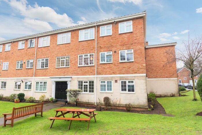 2 Bedroom Flat To Rent In Gainsborough Court, Walton-On-Thames, KT12