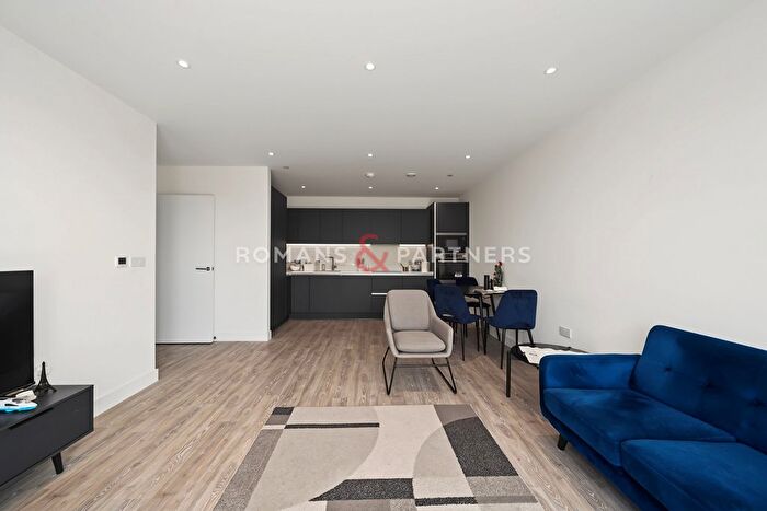 2 Bedroom Flat To Rent In Brecon Court, Hounslow, TW3