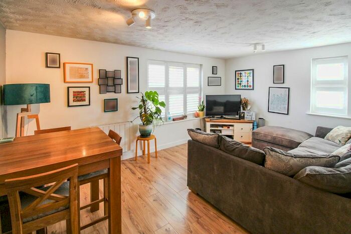 2 Bedroom Flat To Rent In Willow Walk, London, E17