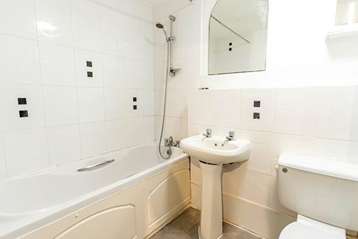 1 Bedroom Flat To Rent In Darwin Court, Gravel Walk, Rochester, Kent, ME1