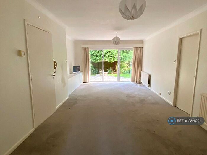 2 Bedroom Flat To Rent In Cedar Court, Winchester, SO23