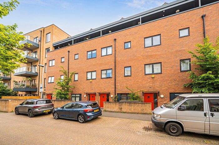 3 Bedroom Flat For Sale In Beaumans Drive, Waltham Forest, London, E17