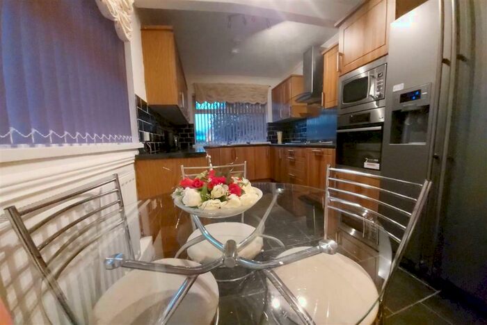 4 Bedroom Semi-Detached House To Rent In Snowdon Drive, Fforestfach, Swansea, SA5