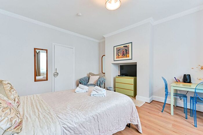 2 Bedroom Flat For Sale In Blythe Road, Brook Green, London, W14