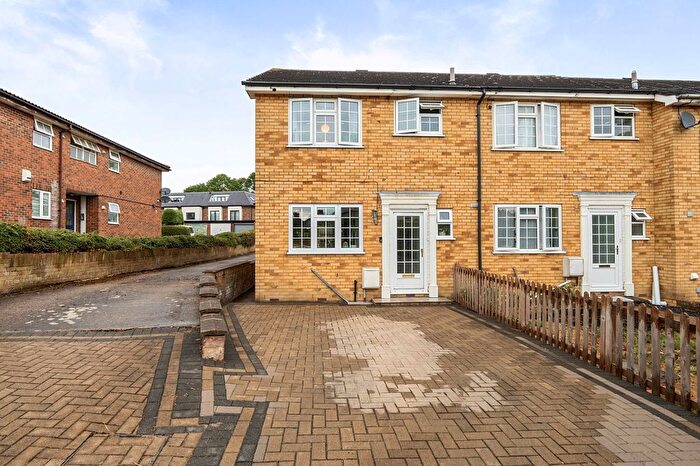 3 Bedroom End Of Terrace House For Sale In St. Wilfrids Road, Barnet, EN4