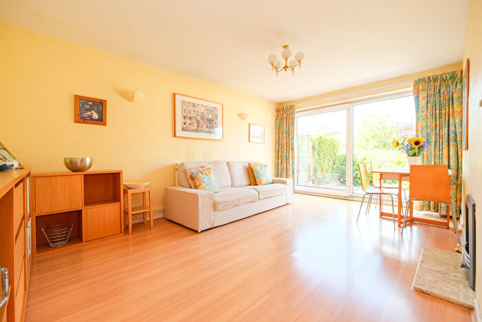 2 Bedroom Ground Maisonette For Sale In High Street, Farnborough, BR6