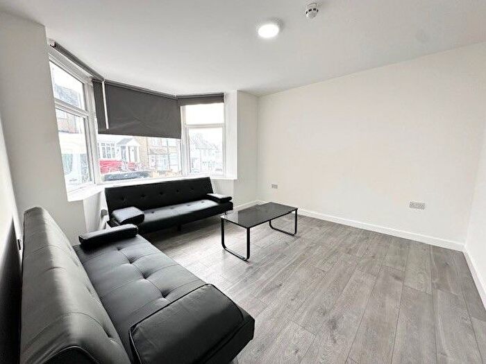 6 Bedroom Semi-Detached House To Rent In Fairfields Close, Kingsbury, NW9