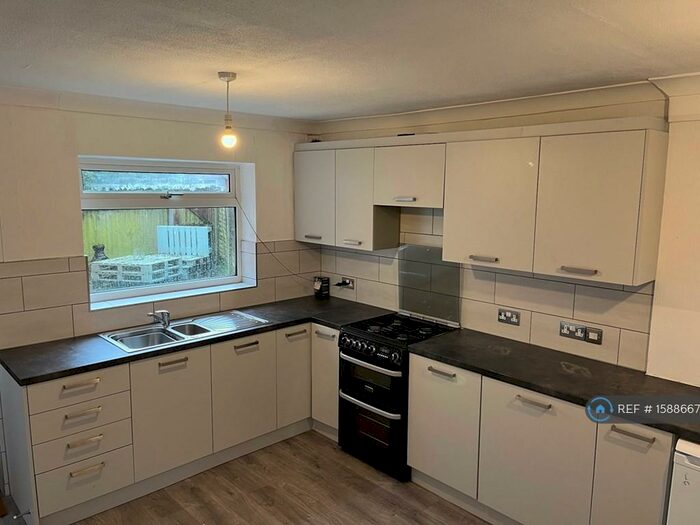 3 Bedroom Semi-Detached House To Rent In Birkdale Drive, Ashton-On-Ribble, Preston, PR2