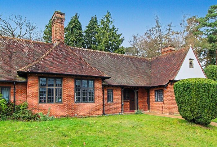 2 Bedroom Semi Detached House To Rent In Octagon Road, Walton-On-Thames, Surrey, KT12