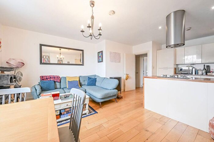 3 Bedroom Flat For Sale In Bow Road, Bow, London, E3