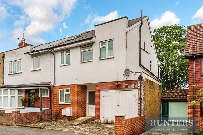 4 Bedroom End Terrace House For Sale In Lindsay Road, Worcester Park, KT4