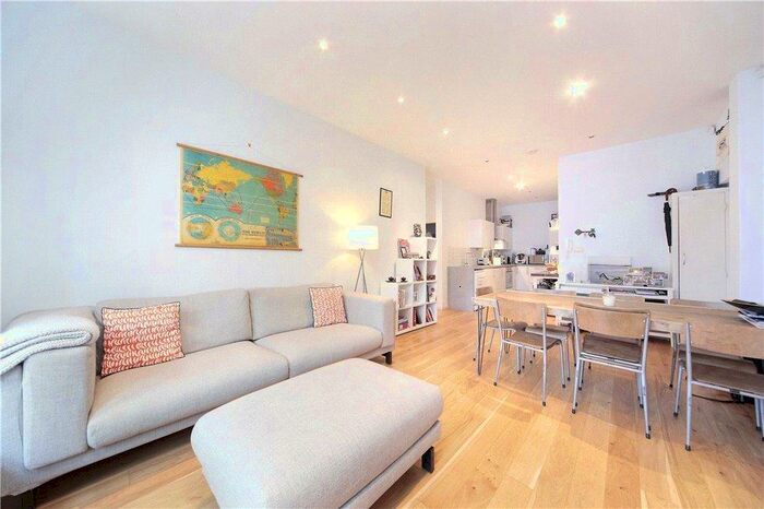 2 Bedroom Flat To Rent In Cavendish Road, Clapham South, London, SW12