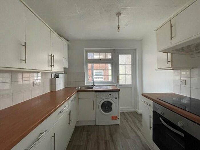 1 Bedroom Flat To Rent In Lyndhurst Court, South Woodford, E18