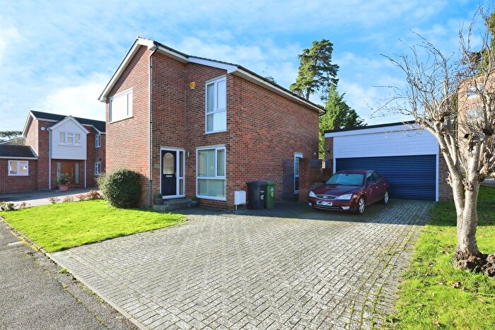4 Bedroom Detached House For Sale In Rawdon Drive, Hoddesdon, EN11