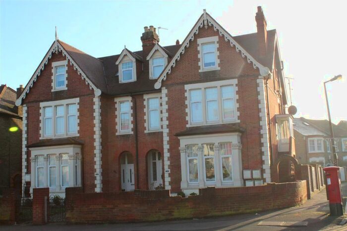 2 Bedroom Flat To Rent In The Ridgeway North Chingford London, E4