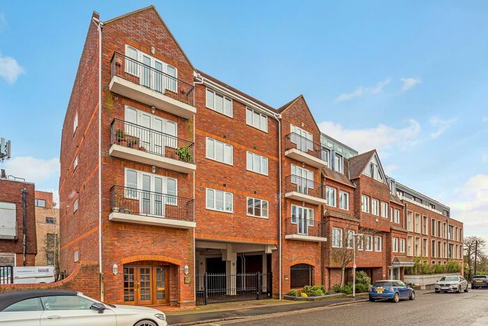 1 Bedroom Flat To Rent In Station Road, Gerrards Cross, SL9