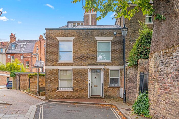 4 Bedroom End Of Terrace House For Sale In Retreat Road, Richmond, TW9