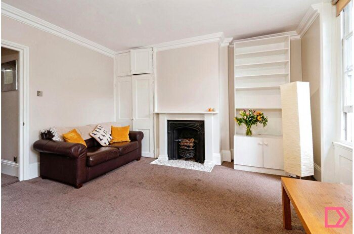 Flat To Rent In Mile End Road, London, E1