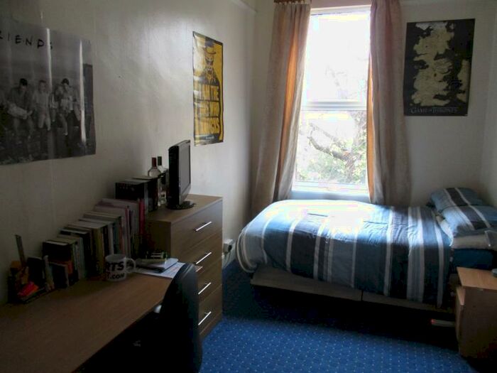 8 Bedroom House Boat To Rent In Cardigan Road, LS6