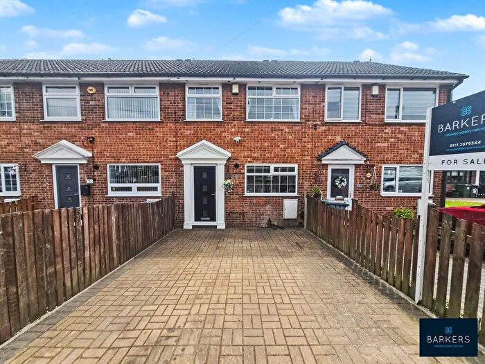 3 Bedroom Town House For Sale In Elm Court, Birkenshaw, BD11
