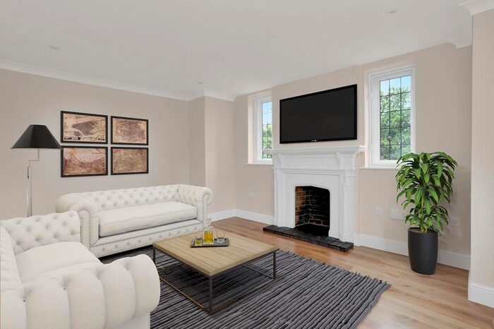 3 Bedroom Flat To Rent In Queens Close, Lammas Lane, KT10