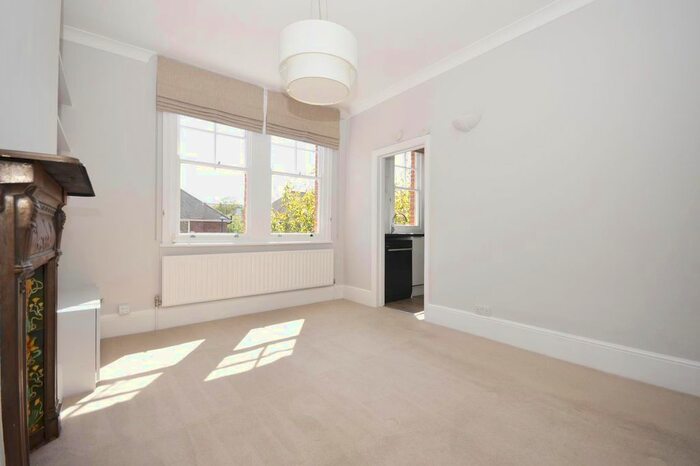 2 Bedroom Flat To Rent In Sheen Park, Richmond, TW9