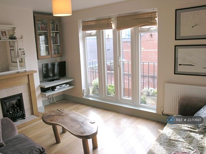 2 Bedroom Maisonette To Rent In Royal Oak Court, London, N1