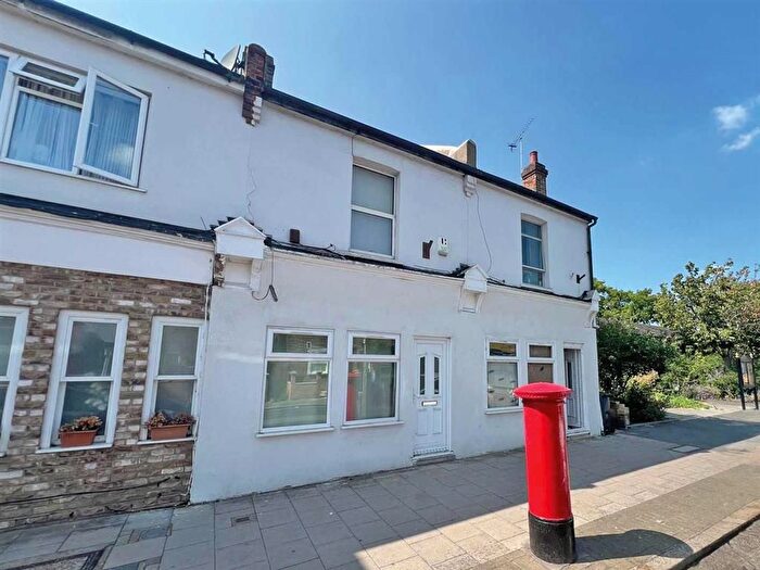 1 Bedroom Flat For Sale In Park Road, Kingston Upon Thames, KT2