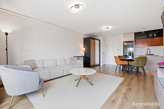 3 Bedroom Flat For Sale In Douglas Avenue, Romford, RM3