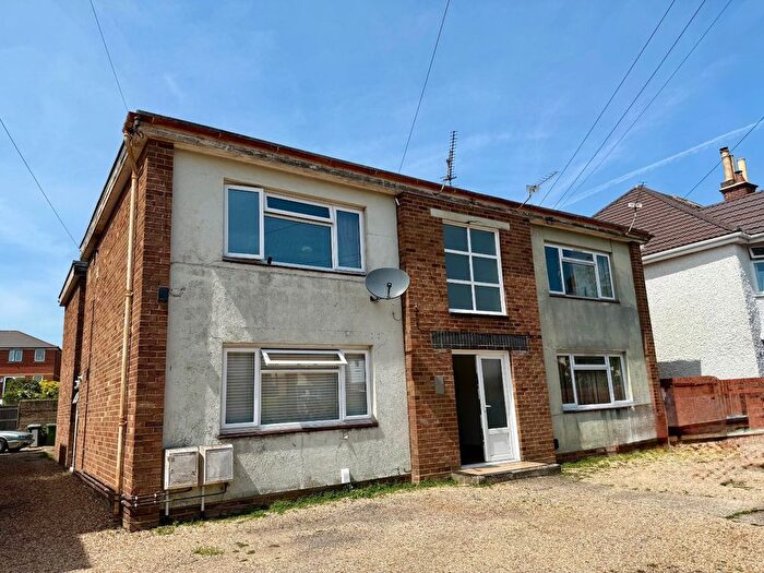 2 Bedroom Flat To Rent In Newlands Avenue, Southampton, Hampshire, SO15
