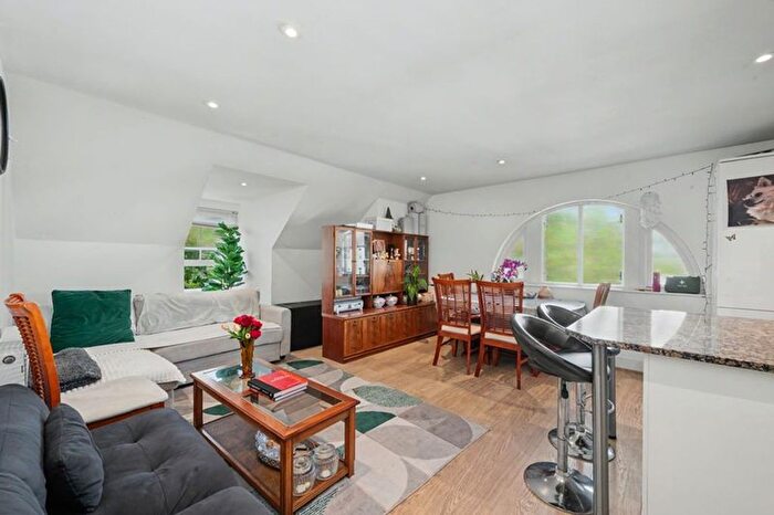 2 Bedroom Flat For Sale In Reigate Hill, Wellingtonia Place, RH2