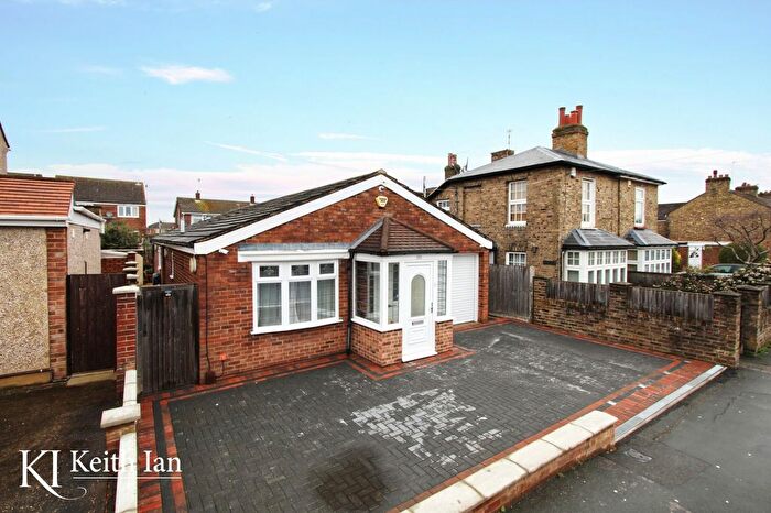 2 Bedroom Detached Bungalow For Sale In Windmill Lane, Cheshunt, EN8