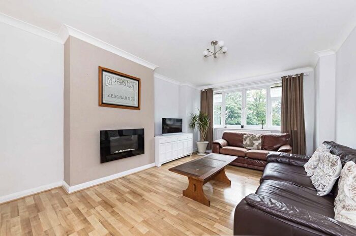 3 Bedroom Flat To Rent In Streathbourne Road, London, SW17