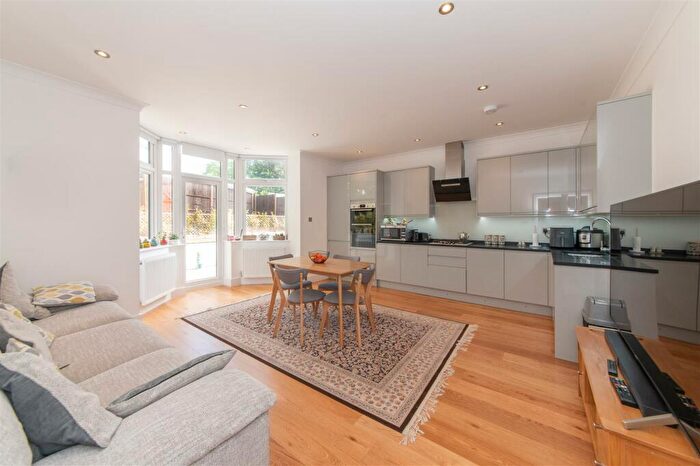 3 Bedroom Flat To Rent In Finchley Lane, Hendon. London, NW4