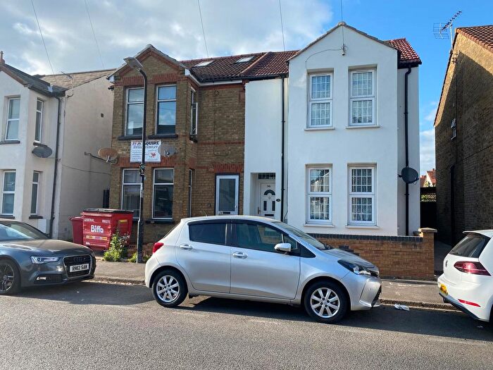 Studio To Rent In Diamond Road, Slough, SL1